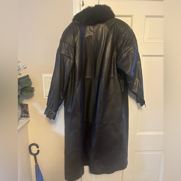 Vintage leather coat with fox fur trim. Lined with sheer ed fox inside! - Picture 5 of 7